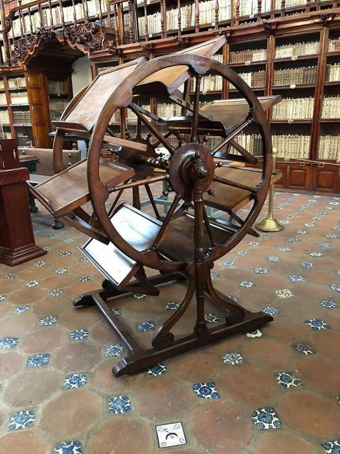 Una herramienta de biblioteca de 300 años que permitía a un investigador tener siete libros abiertos a la vez