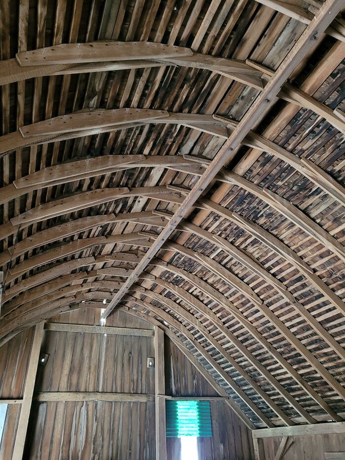 Check Out How They Curved The Roof Of This Antique Barn. (Ohio)