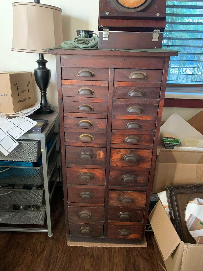 Compré este hermoso gabinete antiguo por internet. Ahora guarda mis suministros de arte