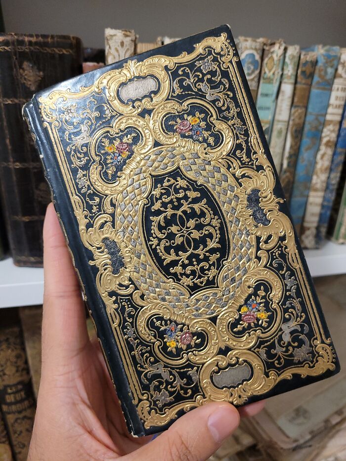 Hay algo en una encuadernación de cartonaje negro azabache iluminada con dorado y resaltada con diseños florales. Algo genial. El libro es Le Manuscrit Bleu, 1848