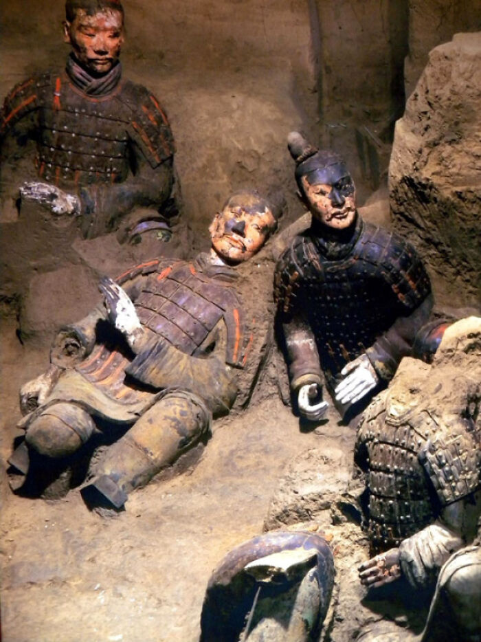 Fotografiados en 1974, guerreros de terracota de 2000 años recién excavados que aún muestran el esquema de color original antes del rápido deterioro