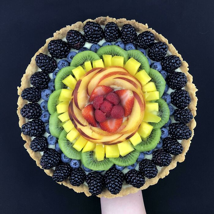 Pastel casero con arco iris de frutas