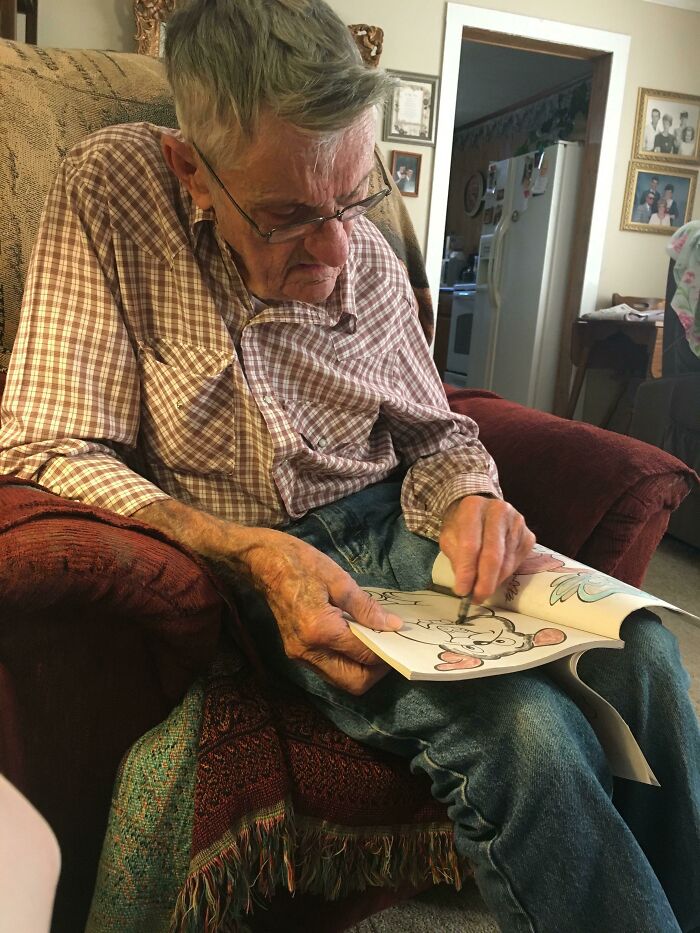 El cumpleaños 88 de mi abuelo fue hace unas semanas. Mi hermana le regaló un libro para colorear y unos crayones. Dijo que nunca había coloreado antes, pero parece disfrutarlo. Les muestra a todas sus visitas las páginas que ya pintó. No puede ver los colores y algunos de los perritos son rosas, pero está muy feliz. Me derrite el corazón