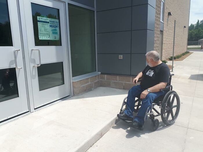 La nueva escuela de mi comunidad tiene un botón de acceso para sillas de ruedas en la puerta, pero no hay forma de que una persona en silla de ruedas lo alcance