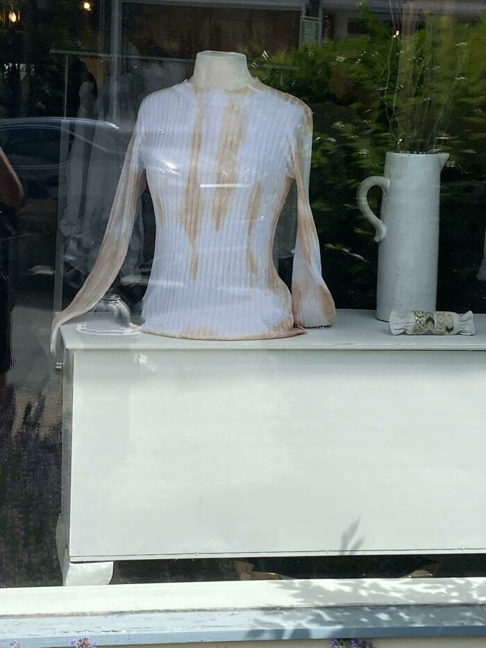 Esta blusa que parece estar cubierta de manchas de café
