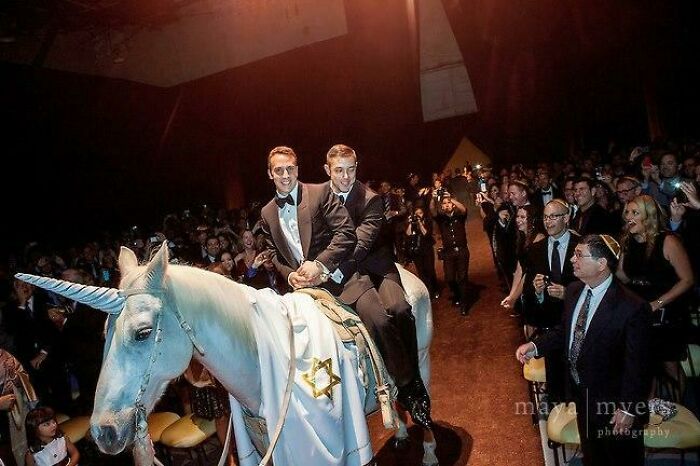 Un casamiento gay judío donde los novios entraron montados sobre un caballo disfrazado de unicornio 