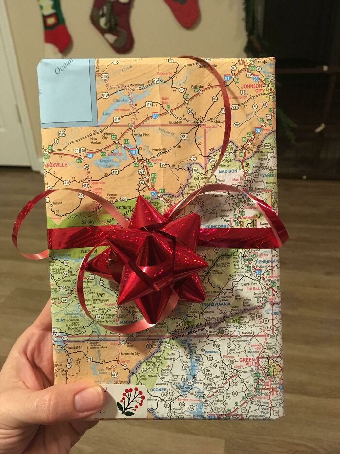  Trabajo en una agencia de viajes, y cuando tenemos que "destruir" nuestros mapas anticuados, los reutilizo como papel de regalo
