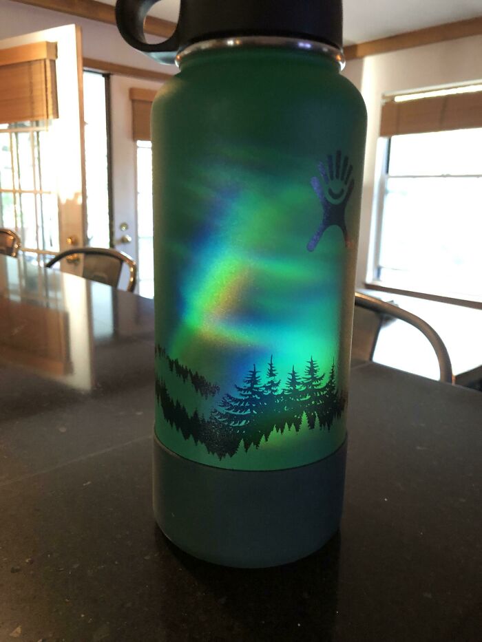 Este reflejo en mi botella de agua parece una aurora boreal