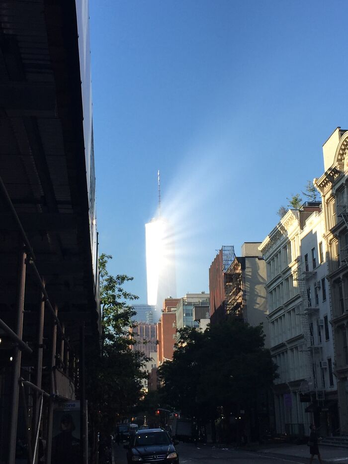 El sol reflejándose en el One World Trade Center esta mañana