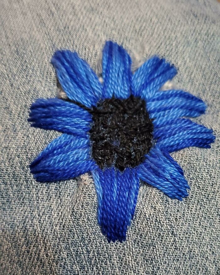 Mi hija de 13 años ha comenzado a bordar y me ha hecho esta flor en un agujero de mis vaqueros favoritos