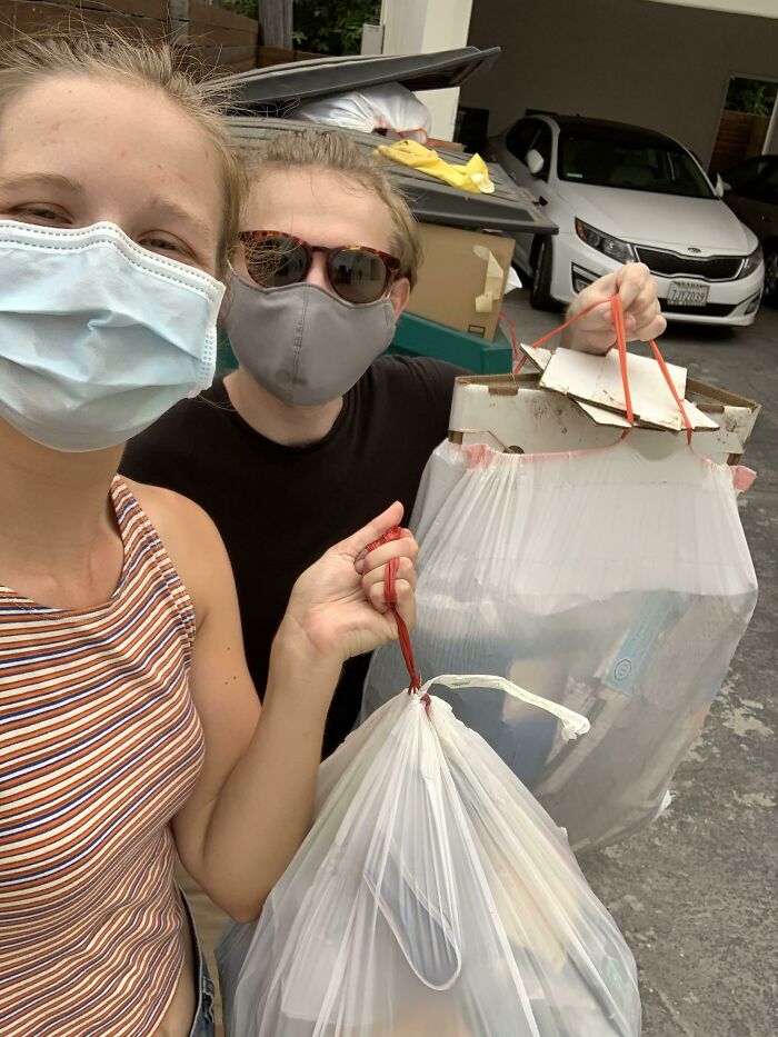 Mi amiga y yo damos paseos semanales para recoger basura en nuestro vecindario de LA. Esta semana hemos llenado las 2 bolsas en menos de 2 bloques. Esperamos que más gente se una