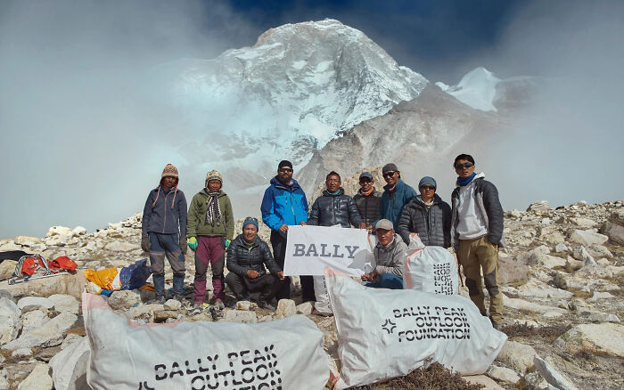Escaladores nepalíes que limpiaron 2,2 toneladas de basura del Everest mientras no había turistas
