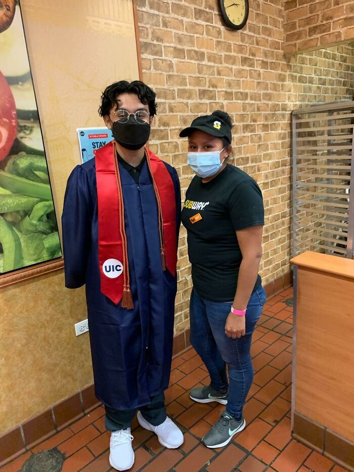 En mi graduación, me hice esta foto con la mujer del subway del campus, que me alimentó durante 4 años incluso cuando no tenía dinero