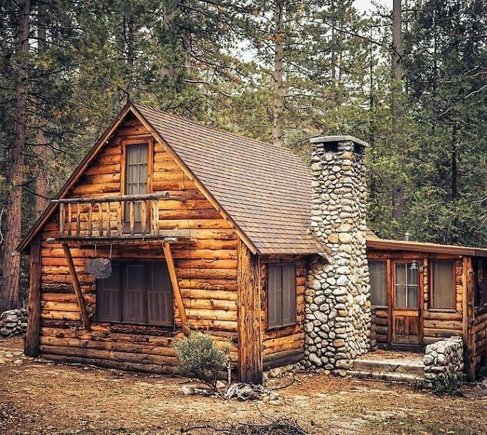 Cabaña de troncos con chimenea de piedra