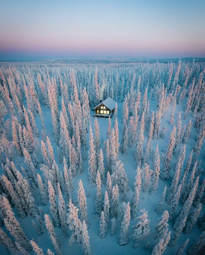 Esta acogedora cabaña de invierno en Finlandia