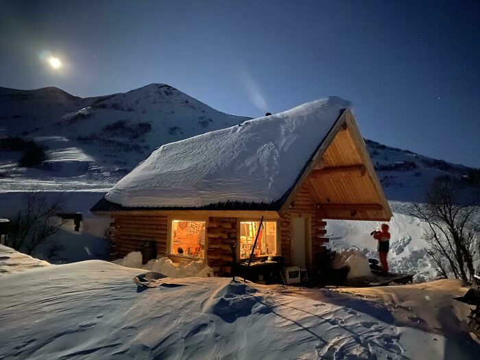 Cabaña en Alaska en una noche clara