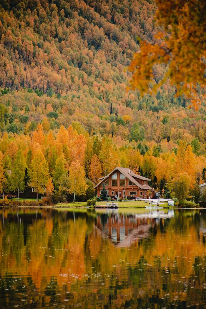 Una cabaña de otoño en el lago Mirror en Alaska