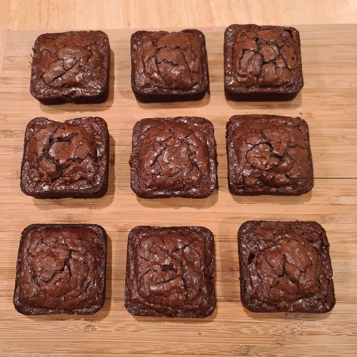 ¡Mi esposa hizo brownies para que todos puedan tener un pedazo con borde!