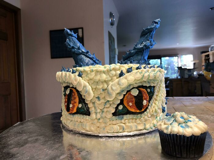 Esta tarta que mi mujer se pasó toda la noche haciendo para el cumpleaños de nuestro hijo