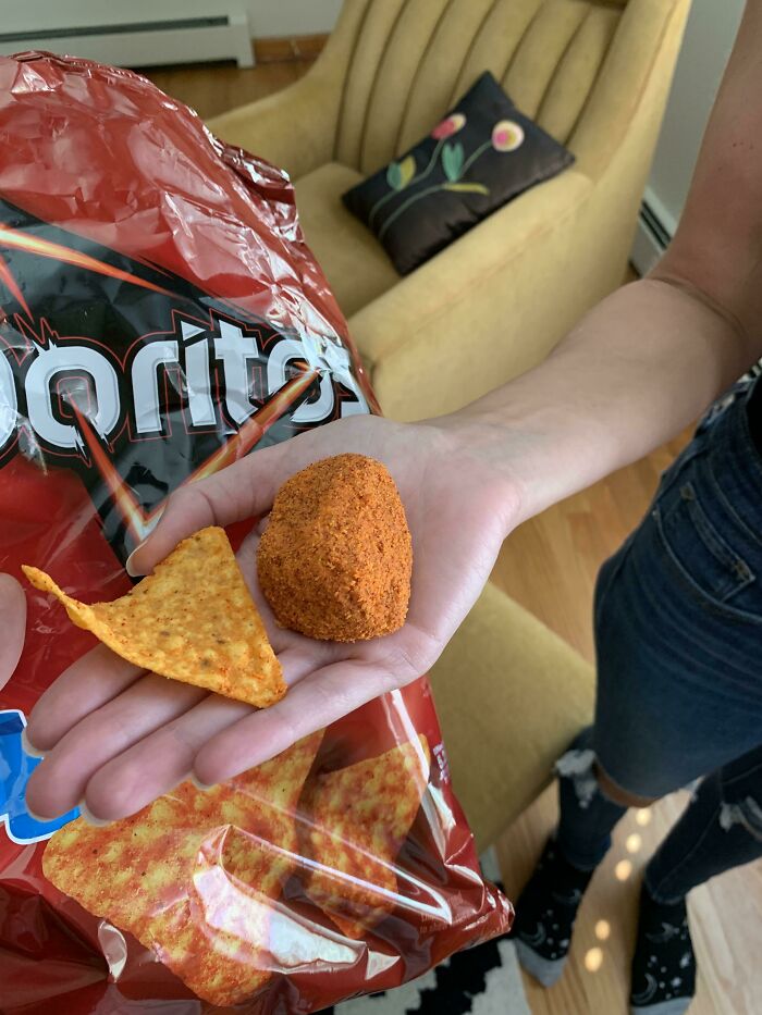 Mi prometido encontró una enorme bola de condimento de Doritos en su bolsa de patatas fritas. Un dorito como referencia