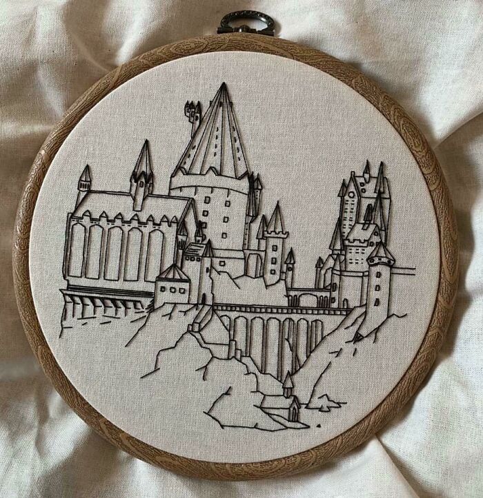 My Endlessly-Talented Girlfriend Made This Freehand Embroidery Of Hogwarts