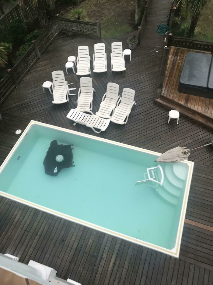 Una tormenta pasó. Los muebles de plástico apenas se movieron pero la parrilla voló 9 metros hacia la piscina.