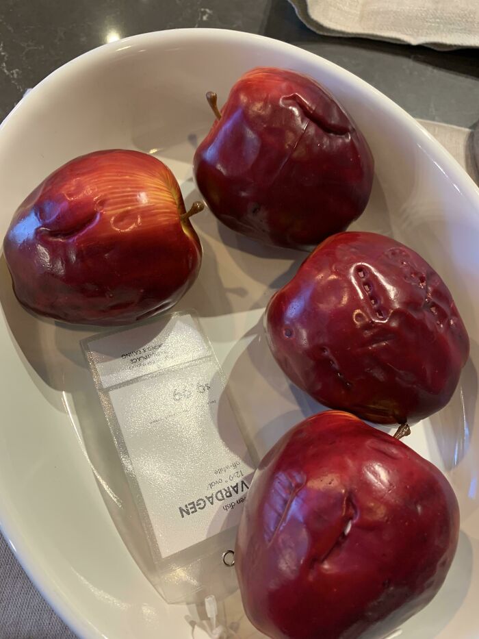 La sorprendente cantidad de marcas de mordiscos en estas manzanas de exposición de IKEA