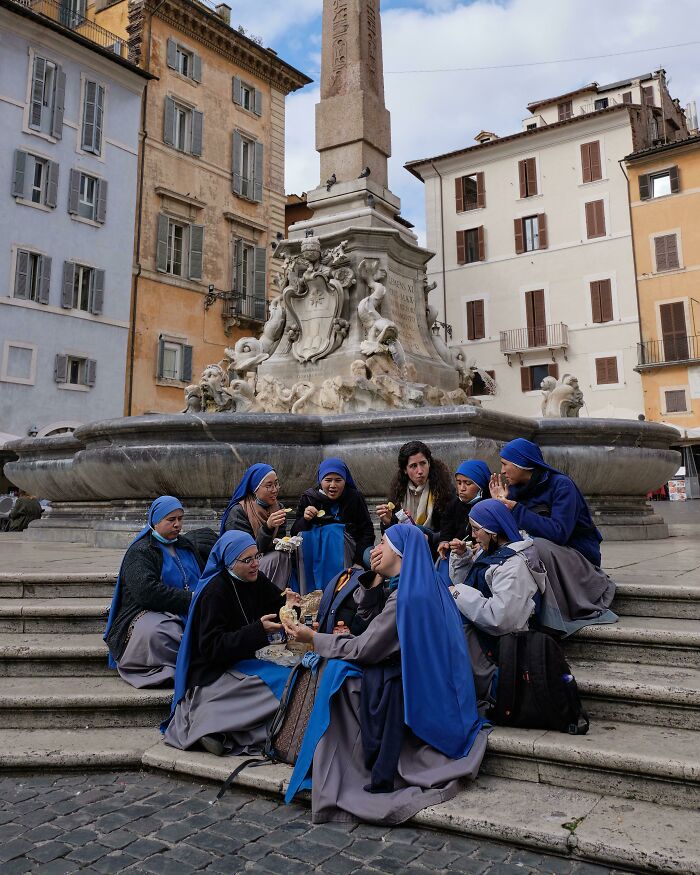 Roma, monjas en el descanso