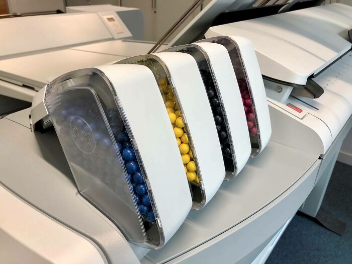 Esta impresora en el trabajo utiliza pequeñas bolas de colores para la tinta, parecen M&M's prohibidos
