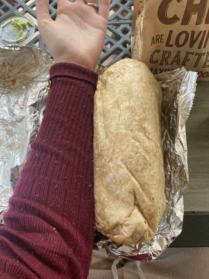 Pedí un extra de todo en Chipotle... Me dieron un burrito tan grande como mi antebrazo