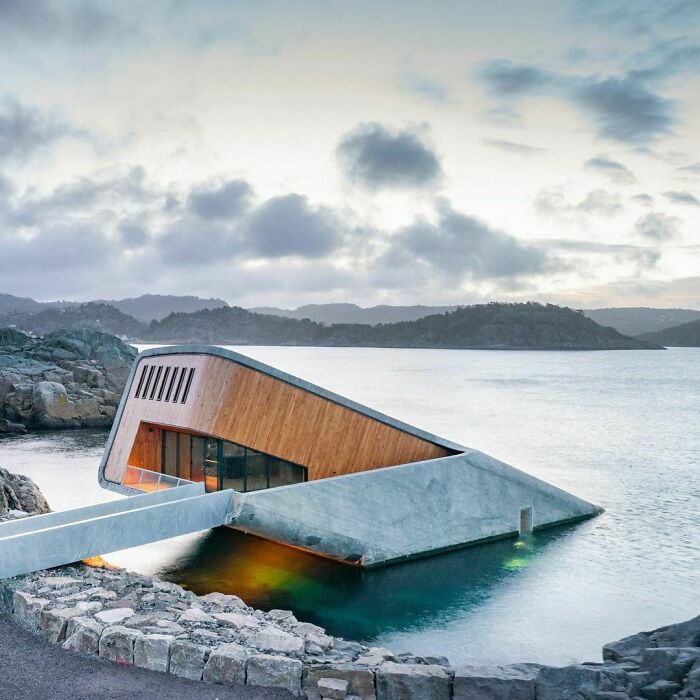 Restaurante noruego medio hundido en el mar