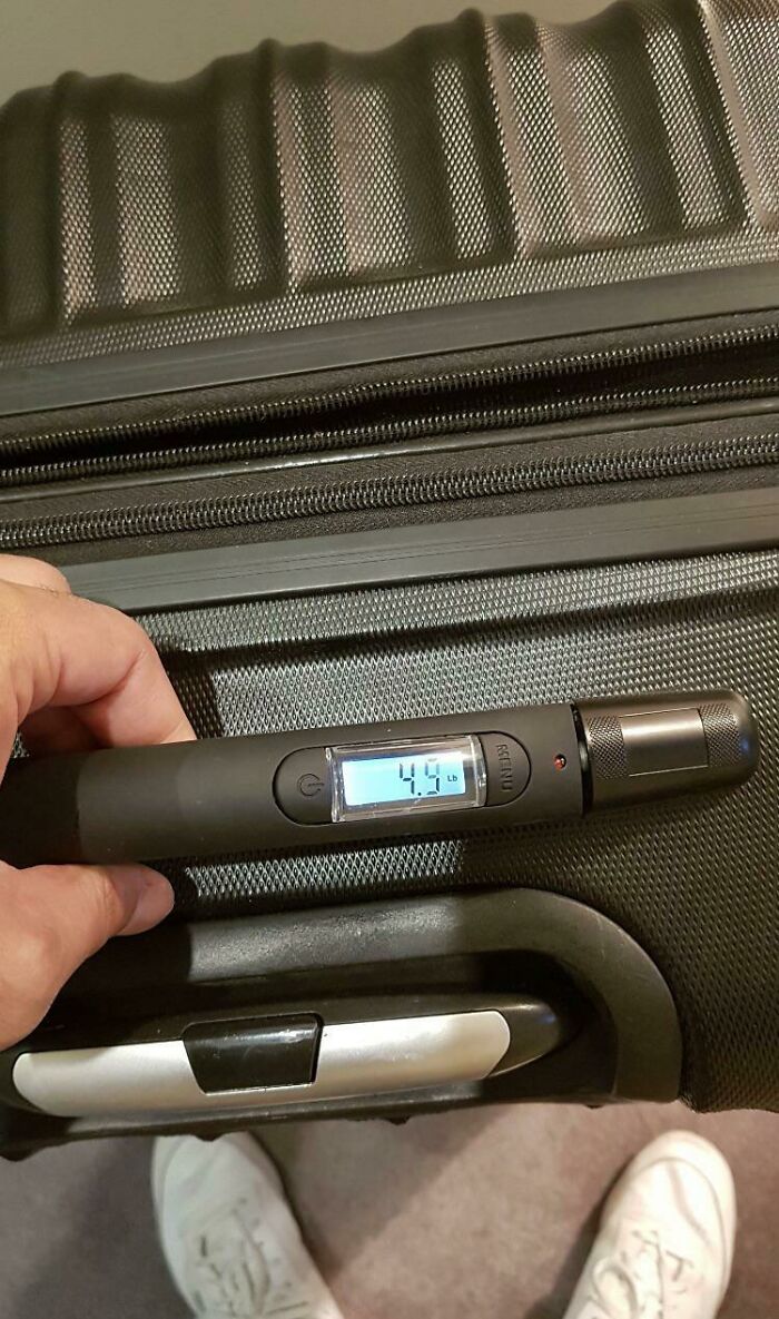 Una maleta que puede medir su propio peso