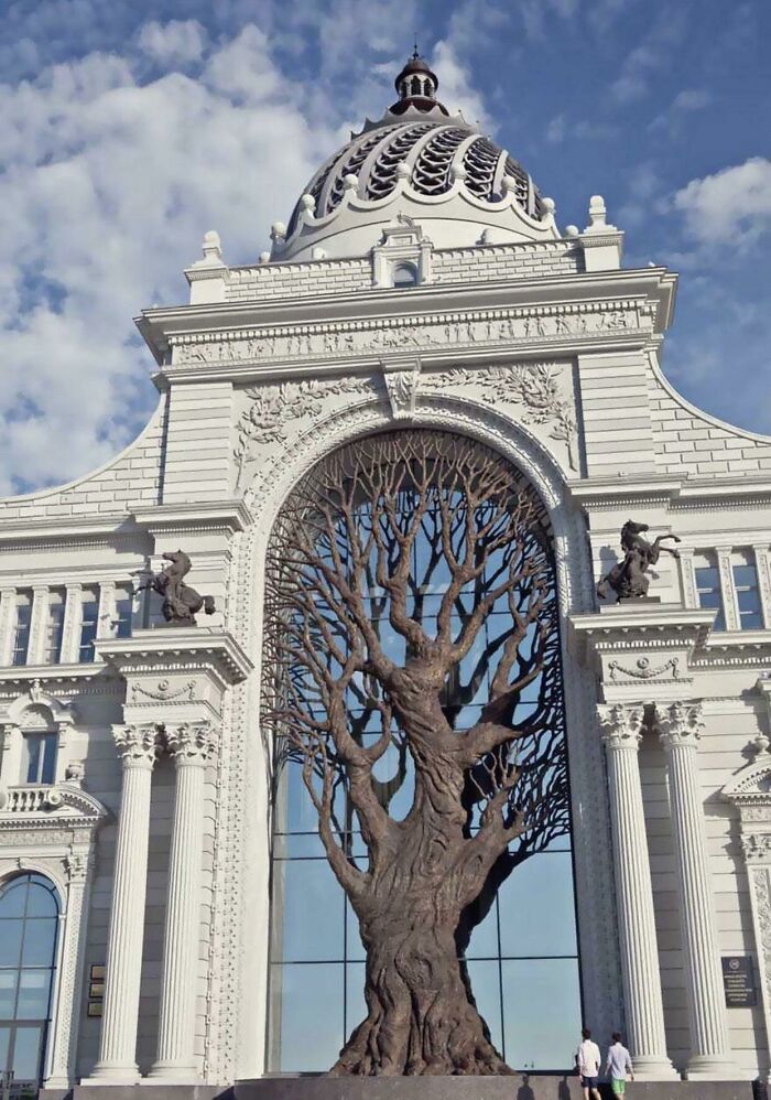 Este es un árbol gigante de hierro construido en el lateral del Ministerio de Agricultura ruso