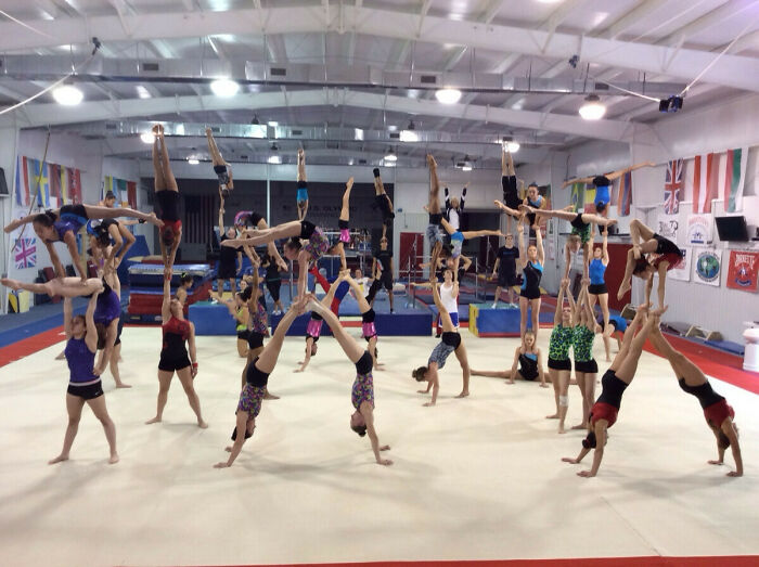 Campamento de entrenamiento de gimnasia acrobática de élite y de nivel 10 en el centro de entrenamiento olímpico Karolyis