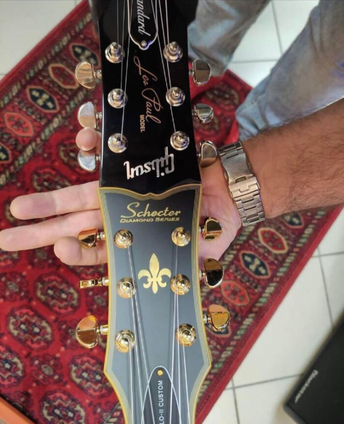 La cabeza de una guitarra Gibson y una Schecter encajan perfectamente