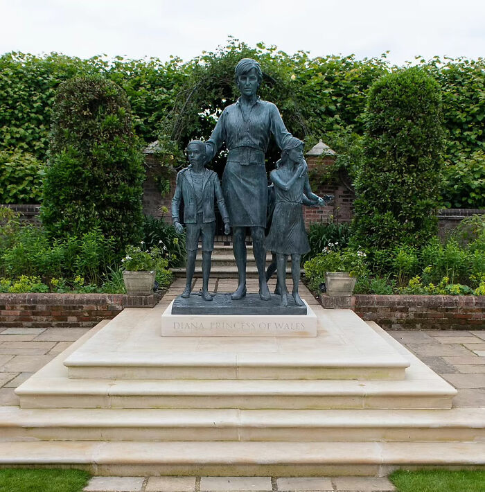 En el 60º cumpleaños de la princesa Diana, sus hijos el Príncipe Harry y el Príncipe William honraron a su madre inaugurando su estatua a pesar de las tensiones entre ellos
