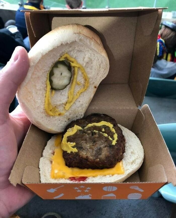 Esta hamburguesa por la que pagué 10 dólares en un partido de fútbol