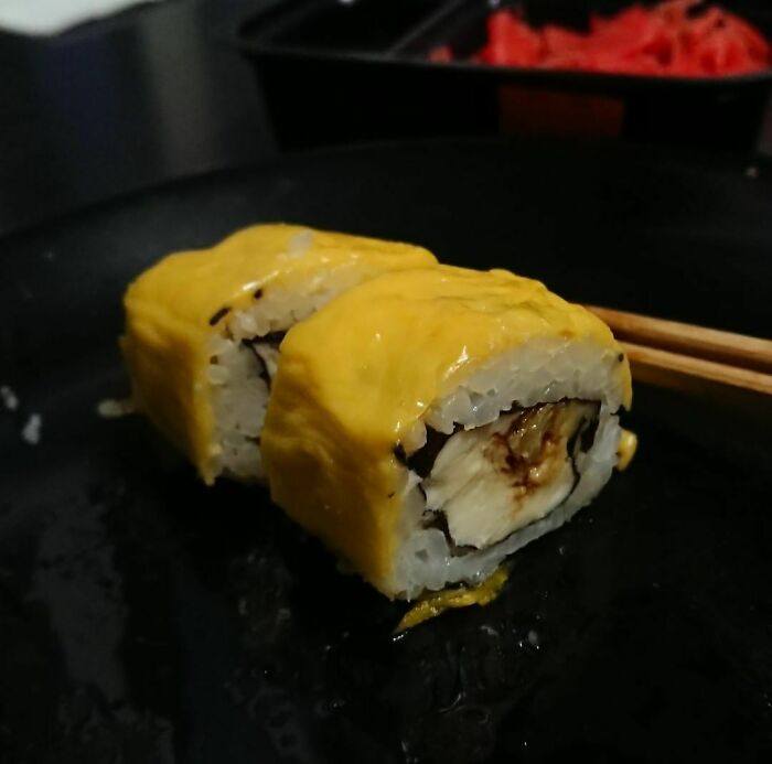 Rollo de sushi envuelto en queso americano