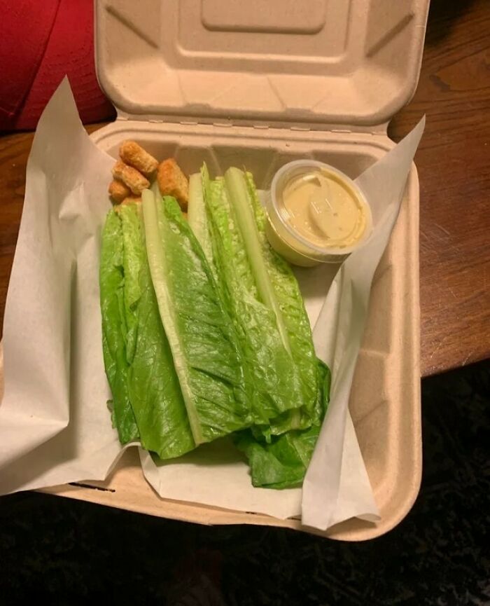 Pedí una ensalada césar por 15 dólares en uno de los restaurantes locales