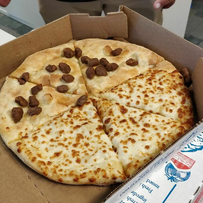 Un compañero de trabajo pidió esta monstruosidad para nuestro almuerzo de pizza