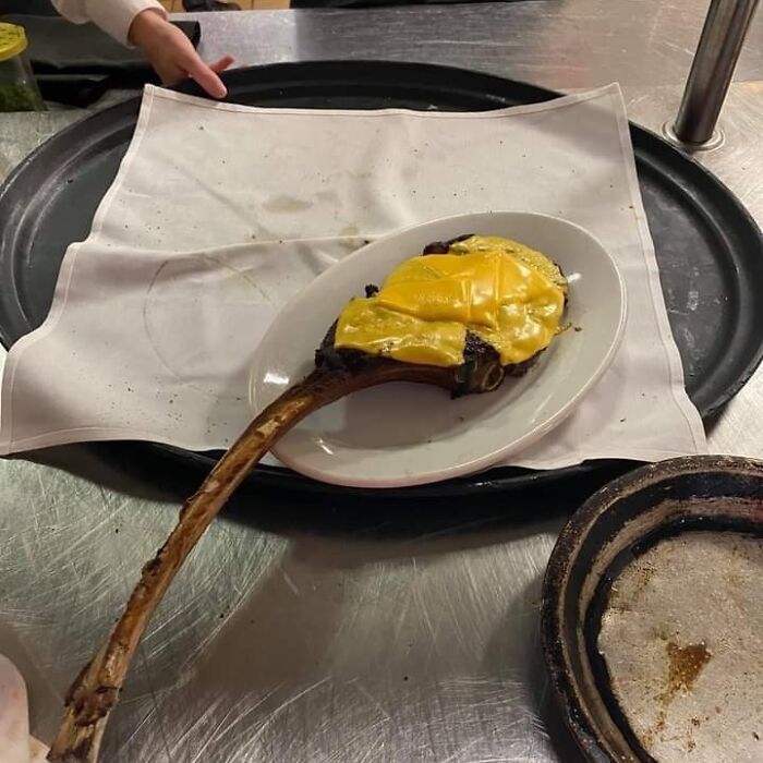 Bistec Tomahawk de 1 kilo con queso americano fundido