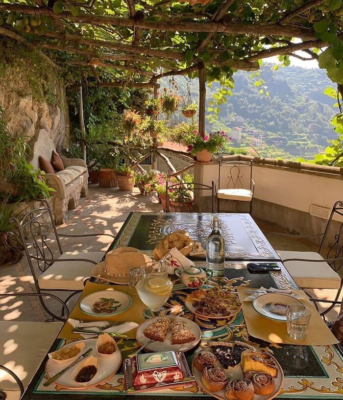 Imagínense despertar y desayunar en este lugar de la costa Amalfitana