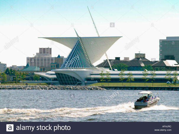 calatrava-wing-of-milwaukee-art-museum-with-boat-on-lake-michigan-AFAJRC.jpg