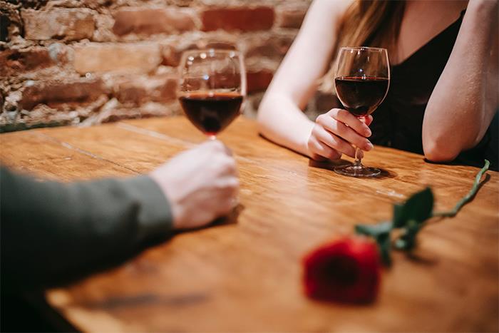 People Who've Walked Out Of First Dates Share The Moment They Realized They Should Leave (40 Stories)
