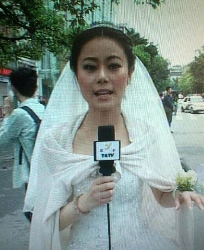  Una reportera estaba celebrando su boda al mismo tiempo que ocurrió el sismo en Sichuan, por lo que fue a trabajar de inmediato