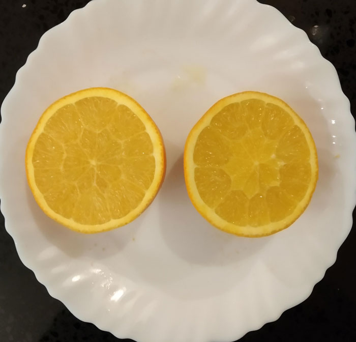 Encontré una naranja sin la piel blanca en el medio