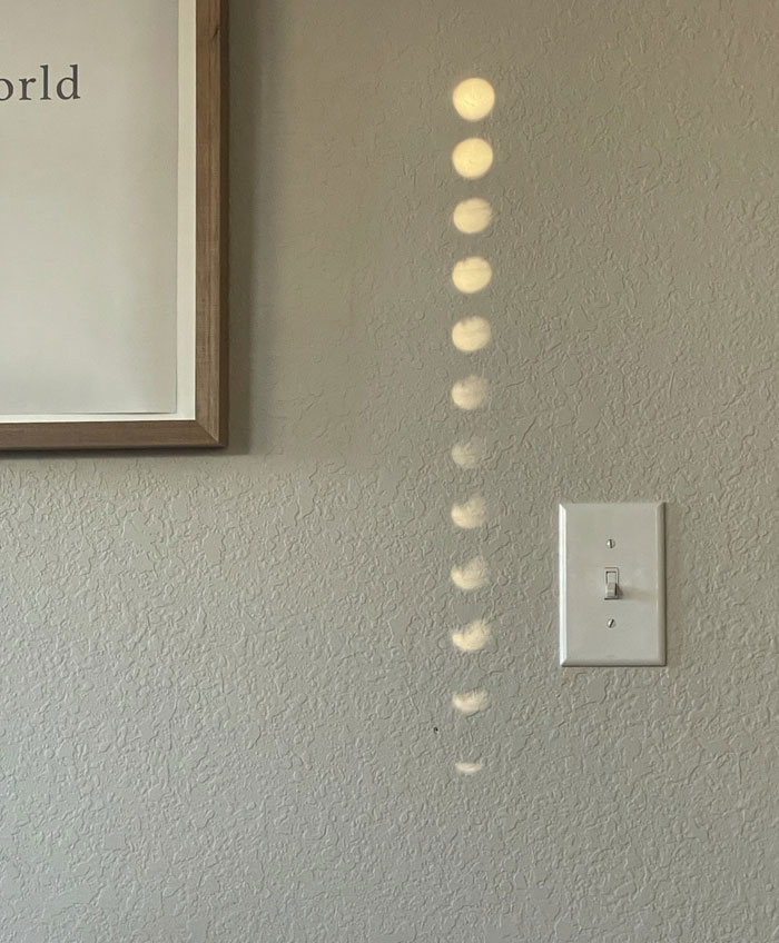 El reflejo de mis persianas parece las fases lunares en mi pared