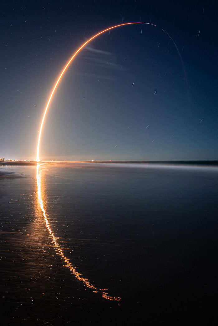Fotografía de larga exposición que capturé del lanzamiento de Spacex de ayer y su reflejo a lo largo de la costa del Océano Atlántico