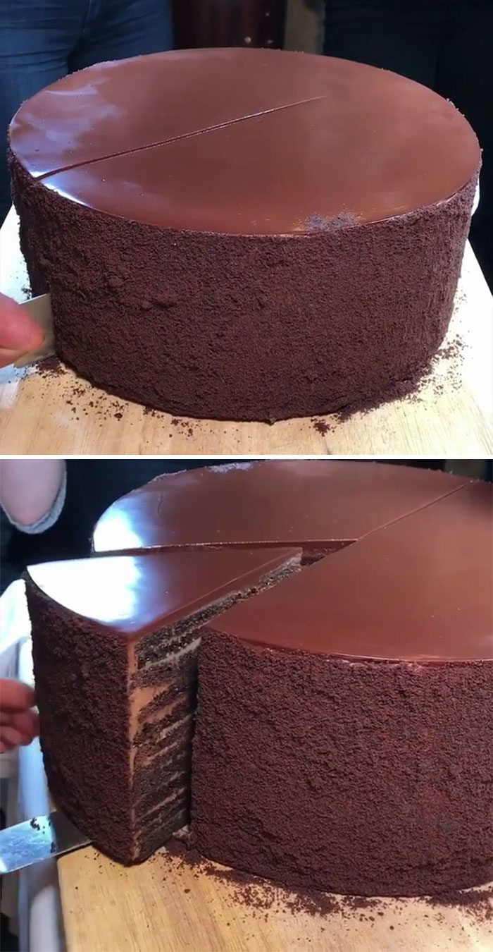 Cortando un trozo de tarta de chocolate de 23 capas