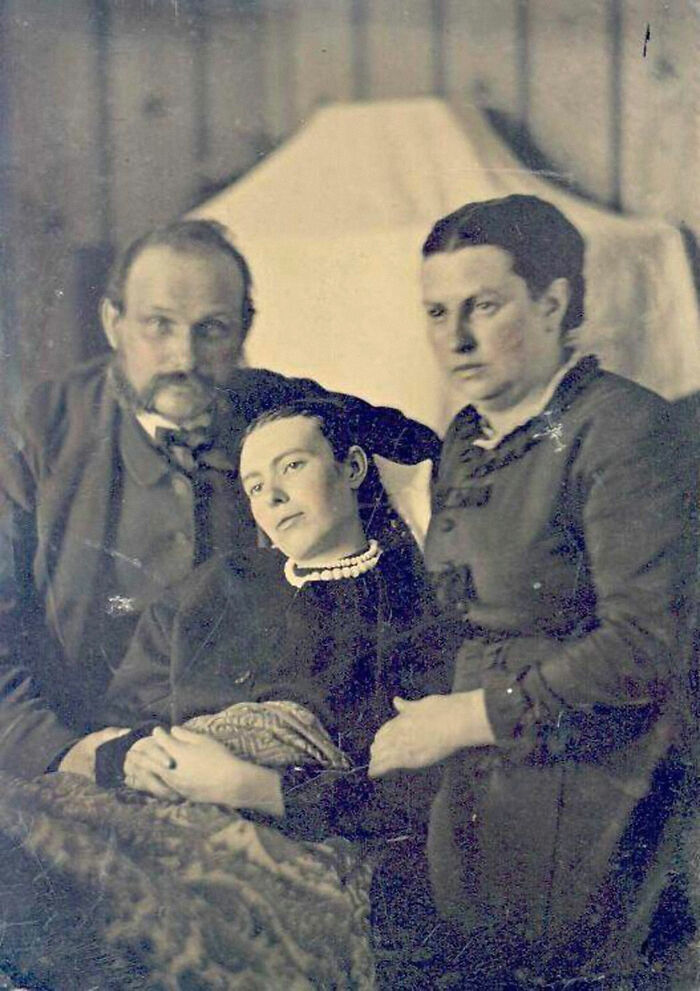 En los "viejos tiempos" era habitual hacerse fotos con familiares muertos. La mujer del medio está muerta